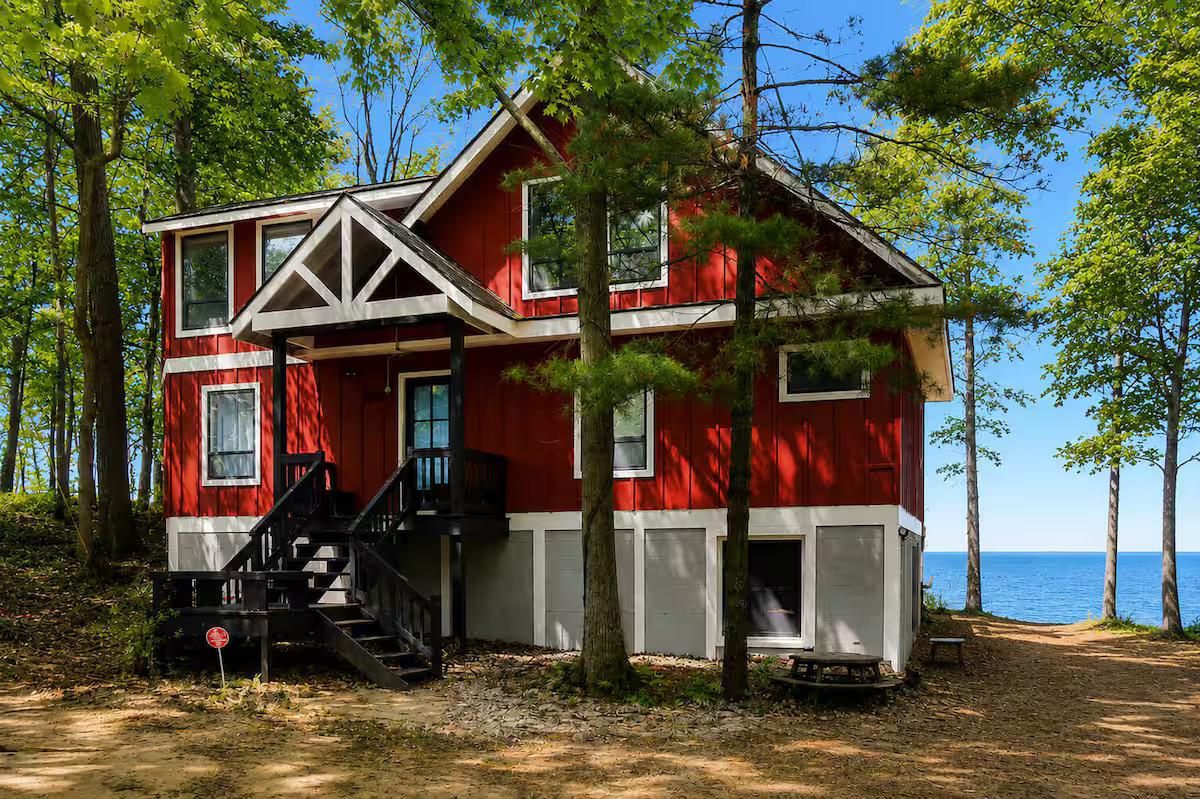 Luxury Airbnb Homes in Michigan