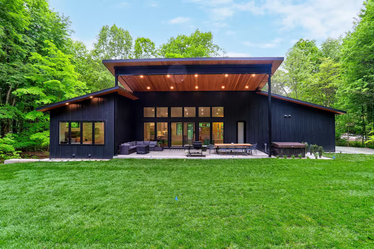 Luxury Airbnb Homes in Michigan for Christmas