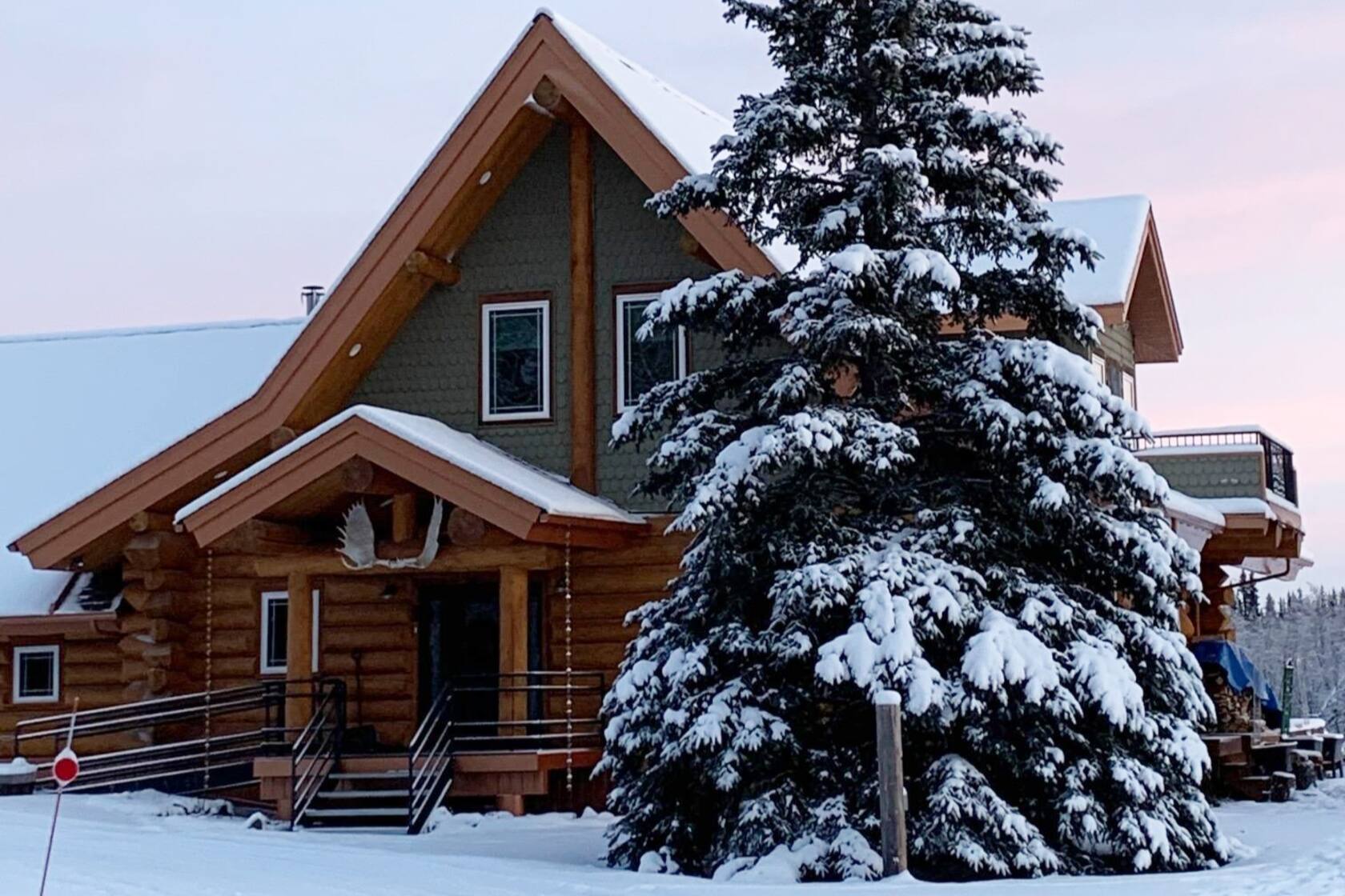 Top Luxury Airbnb Villas in Alaska for Christmas