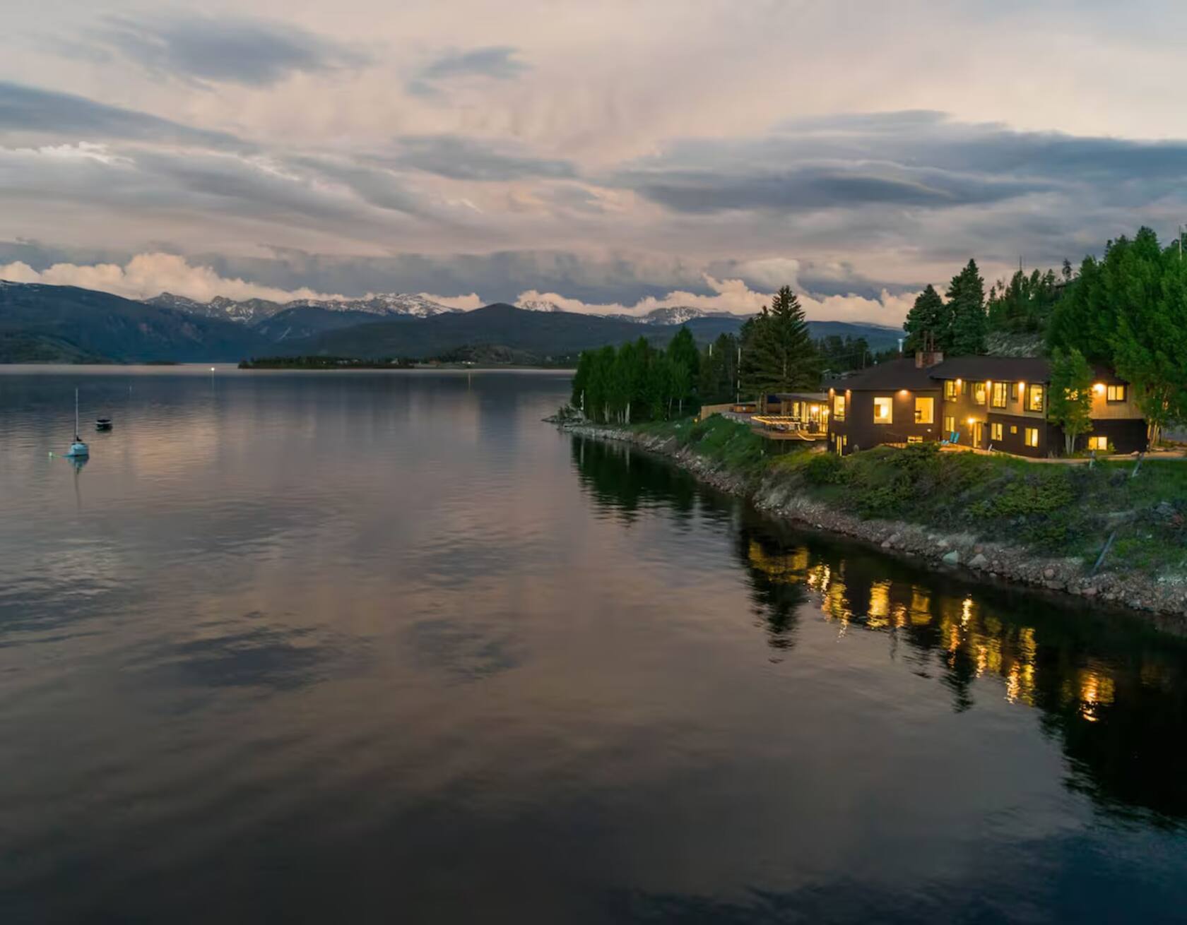 Top Airbnb Homes in Colorado for Christmas Celebration