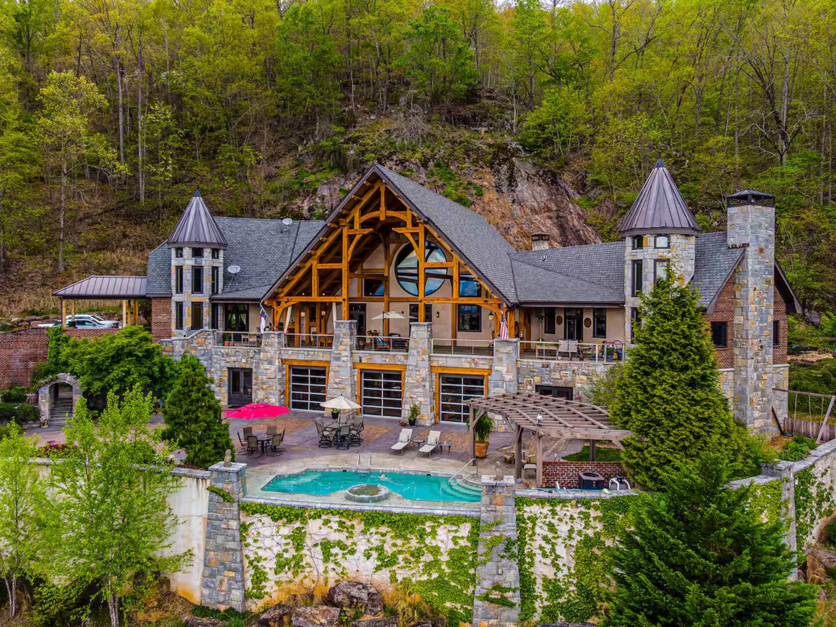 Top Luxury Airbnb Mansions in North Carolina for Christmas