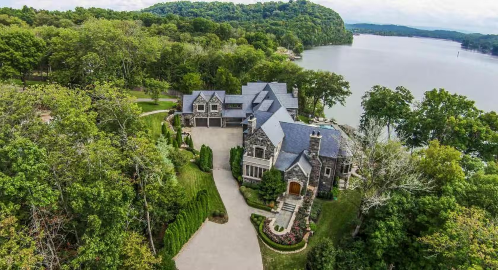 Best 10 Luxury Airbnb Homes in Tennessee for Christmas Holiday and New Year