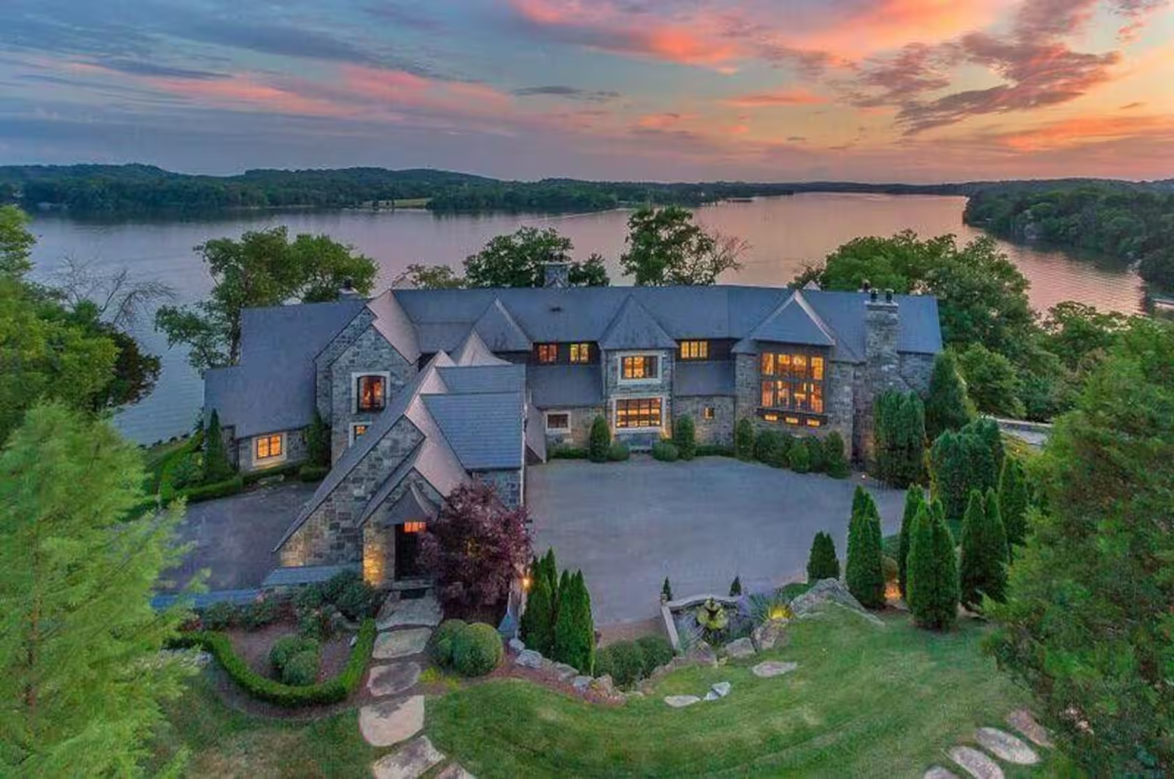 Top 10 Luxury Airbnb Homes in Tennessee for Christmas Celebration 2026